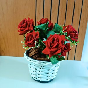 Vasos Trançado em Vime com Buque de Rosas Vermelhas - Branco