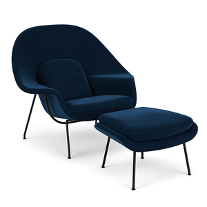 Poltrona Womb Chair com Puff Base Preta Veludo Azul Marinho