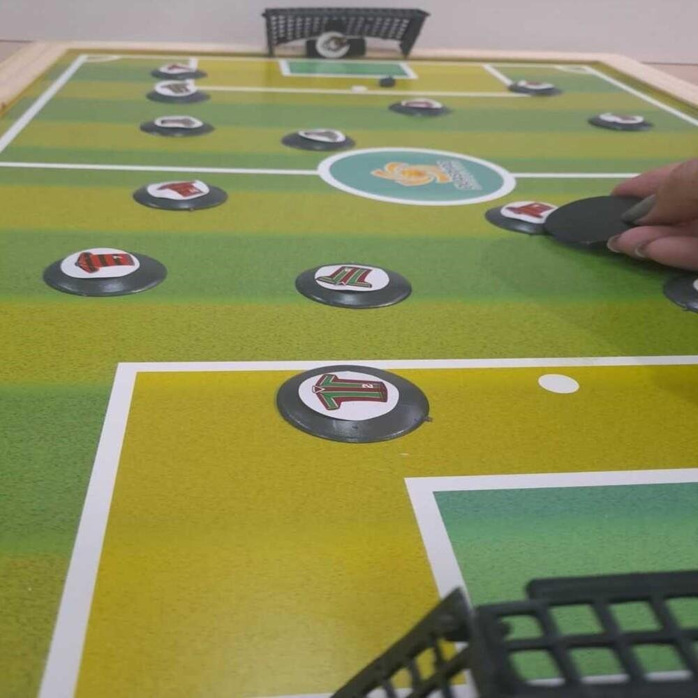 Um robô segura enquanto as cartas de pôquer ganham o jogo