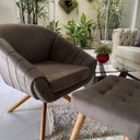 Ver imagem 3 de Kit Poltrona Giovana Giratória Ferro e Madeira, Puff Capitonê Luxo e Almofadas em Sued Premium: Marr
