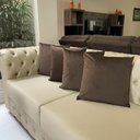 Ver imagem 6 de Kit Poltrona Giovana Giratória Ferro e Madeira, Puff Capitonê Luxo e Almofadas em Sued Premium: Marr
