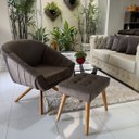 Ver imagem 2 de Kit Poltrona Giovana Giratória Ferro e Madeira, Puff Capitonê Luxo e Almofadas em Sued Premium: Marr