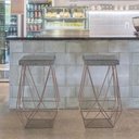 Ver imagem 3 de Banqueta Luci Bronze Linho Cinza Metal Móveis