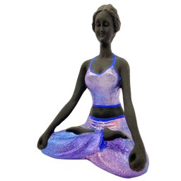 Bailarina Yoga Yogui Perna Cruzada Degrade de Lilás Pele Preta Imagem em Gesso - 2