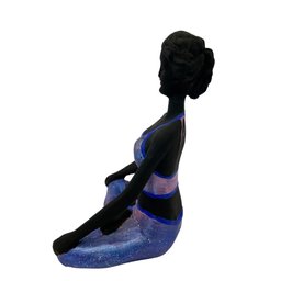 Bailarina Yoga Yogui Perna Cruzada Degrade de Lilás Pele Preta Imagem em Gesso - 4