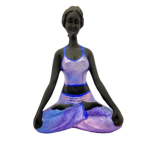Bailarina Yoga Yogui Perna Cruzada Degrade de Lilás Pele Preta Imagem em Gesso