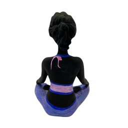 Bailarina Yoga Yogui Perna Cruzada Degrade de Lilás Pele Preta Imagem em Gesso - 3