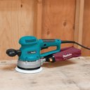 Ver imagem 4 de Lixadeira Roto Orbital 150mm Industrial 310w com Saco Coletor de Pó Bo6030 110v Makita