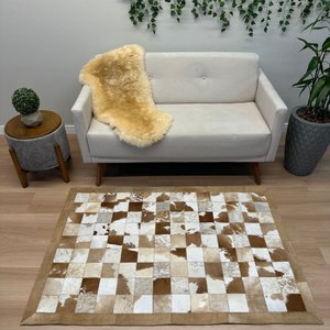 Tapete de Couro Tons Bege Malhado 100x150 Placas 10cm Quadriculado