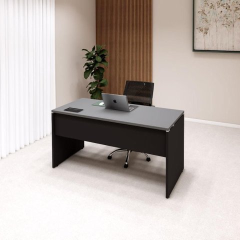 Mesa Escritório Plataforma 150cm 1 Cx de Tomada Pé Painel F5 Cor:cinza Sagrado com Preto