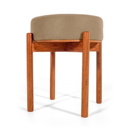 Puff Flex Vira Mesa de Centro Estofado Redondo em Madeira Maciça Liz Bege – Straub Web - 2 Puff Flex Vira Mesa de Centro Estofado Redondo em Madeira Maciça Liz Bege – Straub Web - 2