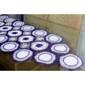 Caminho de Crochê Linha Cléa 1,55m - Branco e Roxo Arte & Tear caminho de mesa