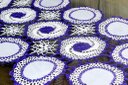 Ver imagem 2 de Caminho de Crochê Linha Cléa 1,55m - Branco e Roxo Arte & Tear caminho de mesa