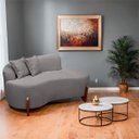 Ver imagem 1 de Sofá Curvo Pé de Madeira 2 Lugares Feijão Forma Orgânica Linho