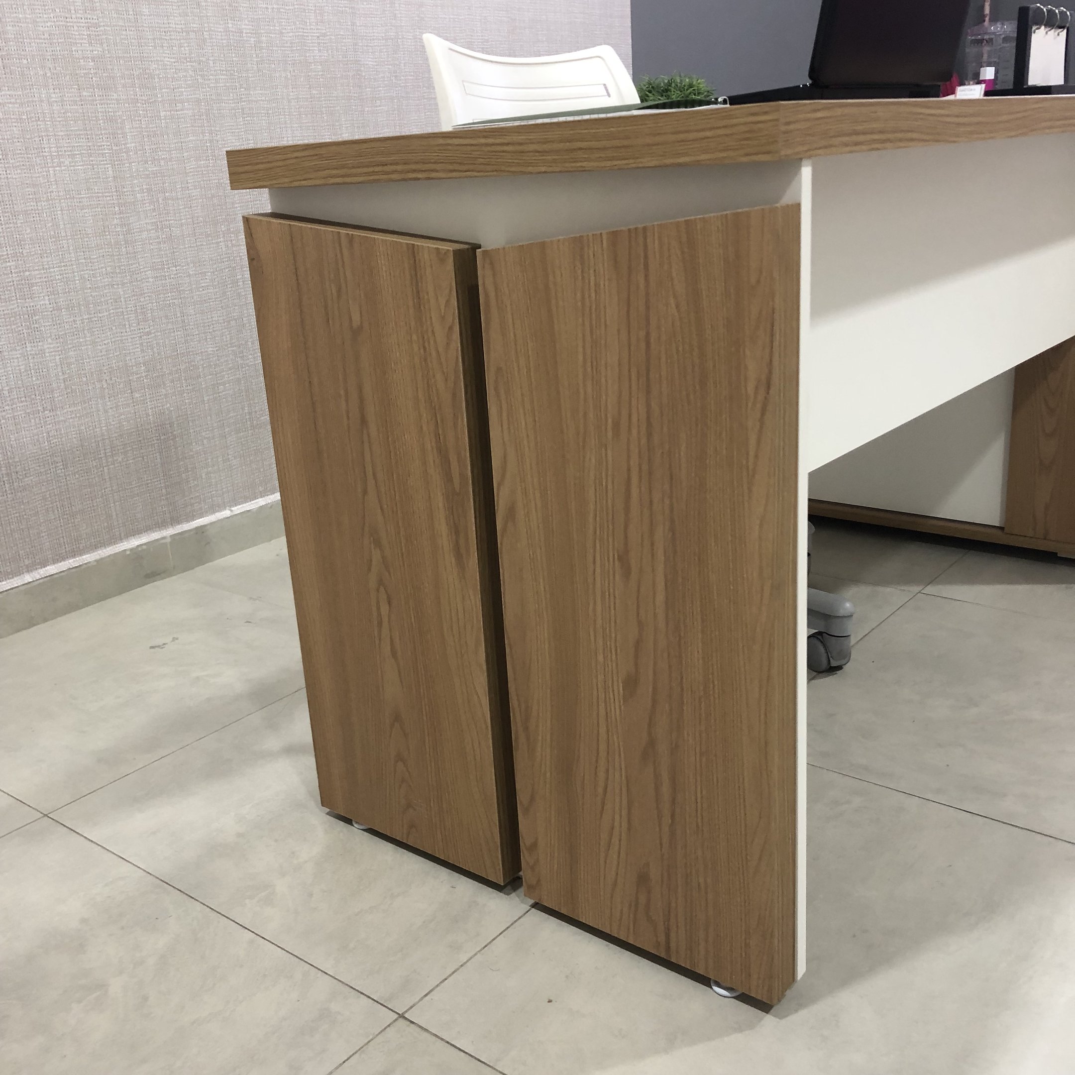 Mesa para Escritório em L Diretor 1 Porta 2 Nichos 135x168,5cm Smart  - 7