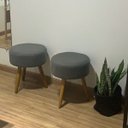 Ver imagem 3 de Puff Puf Banqueta Magnus Redondo Cinza Pés Castanho 50 Cm