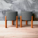 Ver imagem 2 de Kit Puffs Banqueta Redondo Pés em Madeira Maciça Cinza