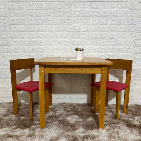 Conjunto Infantil de Madeira Mesa e 2 Cadeirinhas Estofadas Cor: Vermelho
