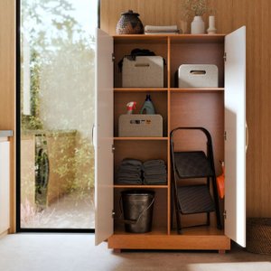 Armário Multiuso de Lavanderia com Espaço para Produtos de Limpeza e Porta Vassouras:off White