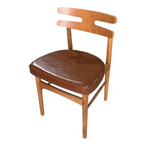 Cadeira Hw Encosto Detalhe H Invertido e Assento Estofado