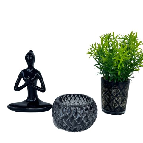 Decoração sala vaso arabesco + castiçal + mulher meditando