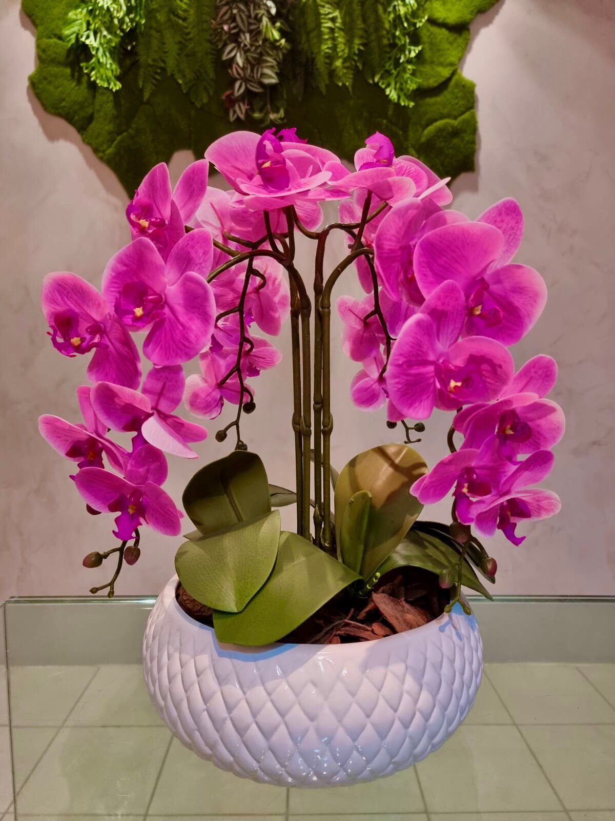 Arranjo Artificial 4 Orquídeas Rosas Vaso de Cerâmica Branco