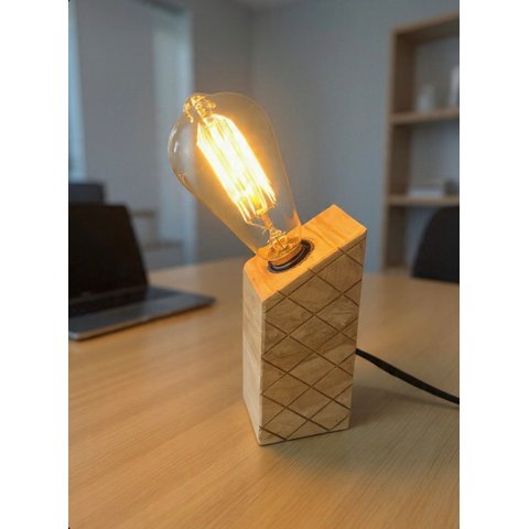 Luminária de Mesa Inclinada Artesanal em Madeira Maciça ,com Entalhes ,127V, Designer Industrial
