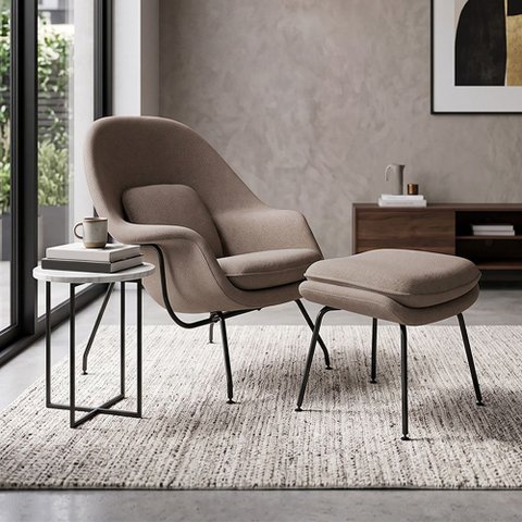 Poltrona Womb Chair com Puff Linho Base Preta Linha Premium Leitura e Descanso Sala Moderna - Bege