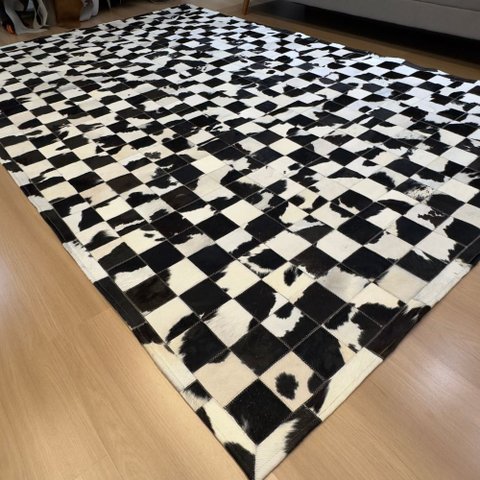 Tapete de Couro Preto e Branco Malhado 2,00x3,00 Placas 10cm Quadriculado