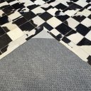 Ver imagem 3 de Tapete de Couro Preto e Branco Malhado 2,00x3,00 Placas 10cm Quadriculado