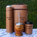 Ver imagem 1 de Kit chimarrão Personalizado mateira caramelo, garrafa térmica 0,95L, cuia coquinho, bomba inox e por