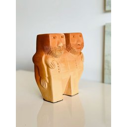 Escultura Casal de Homens Passeando em Cerâmica. Mano de Baé - 3