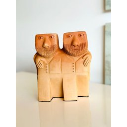 Escultura Casal de Homens Passeando em Cerâmica. Mano de Baé - 1
