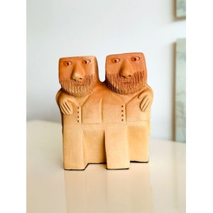 Escultura Casal de Homens Passeando em Cerâmica. Mano de Baé