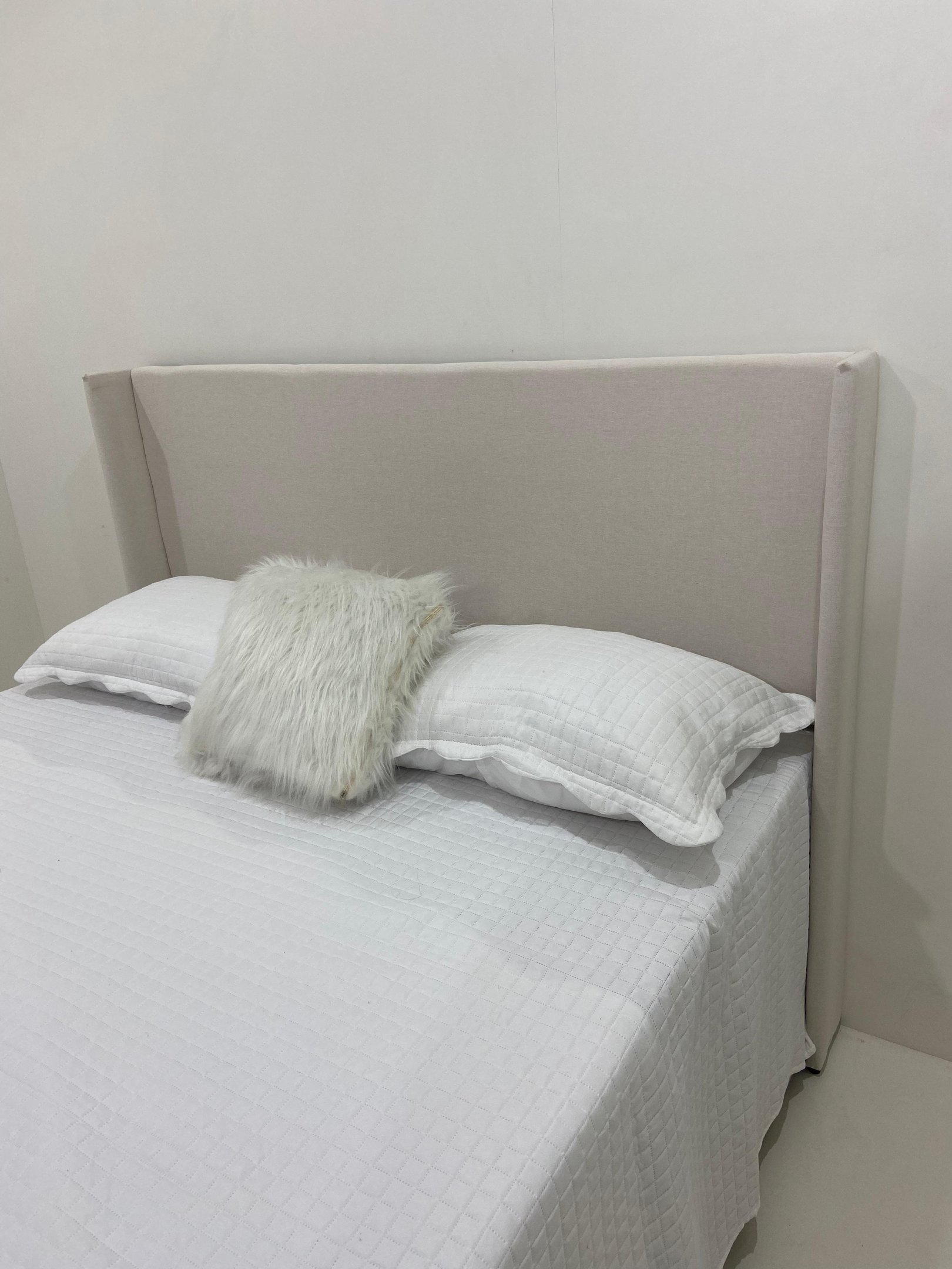 Cabeceira Estofada com Encaixe Perfeito em Sua Cama de Casal 140x120cm na Cor Cru Tecido em Linho