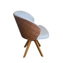 Ver imagem 2 de Kit com 4 Cadeiras Giratórias com Base em Madeira Maciça Cor Mel – Exclusiva Linho Cinza