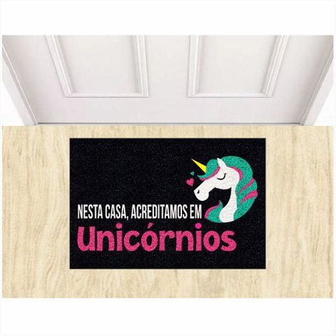 Tapete Vinil Nesta Casa, Acreditamos em Unicórnios 60x40 Cm.:preto
