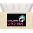 Ver imagem 1 de Tapete Vinil Nesta Casa, Acreditamos em Unicórnios 60x40 Cm.:preto