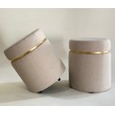 Ver imagem 1 de Kit 2 Puffs com Cinta Dourada Elegante Moderno Luxo Cor Linho Bege Decorar para Sala Moveis