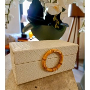 Caixa Decorativa em Madeira com Revestimento em Pu Branco e Fecho de Bambu