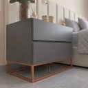Ver imagem 2 de Mesa de Cabeceira Eros 60cm MDF Cinza 2 Gavetas Estilo Industrial Pé de Ferro Cobre
