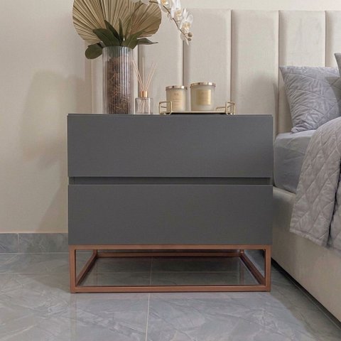 Mesa de Cabeceira Eros 60cm MDF Cinza 2 Gavetas Estilo Industrial Pé de Ferro Cobre