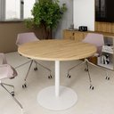 Ver imagem 1 de Mesa de Reunião Circular 110cm Pé Disco Metálico F5 Office Cor:macadâmia com Branco