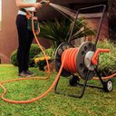 Ver imagem 2 de Enrolador de Mangueira Tramontina até 55m 1/2" com Rodinhas Suporte Giratório Pátio Jardim