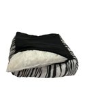 Ver imagem 3 de Cama Pet Safari Extra Grande Quadrada Impermeável: Onça Zebra Branco e Preto