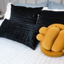 Ver mais imagens de Capa para Almofada Drapeada Line em Veludo Quadrada