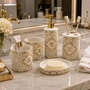 Ver imagem 2 de Jogo de Banheiro e Lavabo Chanel Branco com Dourado em Porcelana 5 Peças