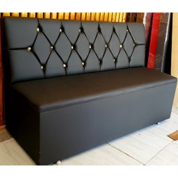 POLTRONA SOFA BOOTH CAPITONE Á MÃO COR PRETO BOTOES DOURADO - 1