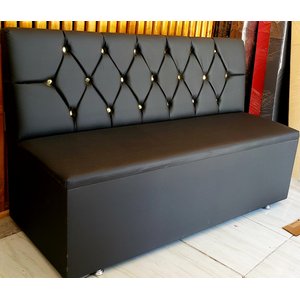 POLTRONA SOFA BOOTH CAPITONE Á MÃO COR PRETO BOTOES DOURADO