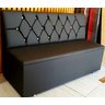 POLTRONA SOFA BOOTH CAPITONE Á MÃO COR PRETO BOTOES DOURADO - 1